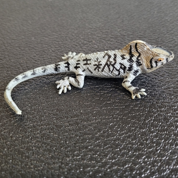 Vintage RARE helmeted iguana 1998 Realistic Life Like Reptile Toy 3" Long. - Picture 1 of 4